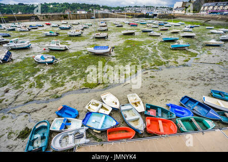 Frankreich, Bretagne, Côtes-d ' Armor-Abteilung Binic, Blick auf den äußeren Hafen (Avant-Port) bei Ebbe Stockfoto