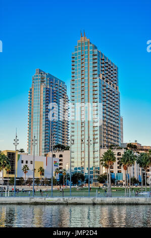 Skypoint Türme stehen an den Ufern der Hillsborough River, in Tampa, Florida, USA. Die Gebäude sind teure modern high-rise Condos. Stockfoto