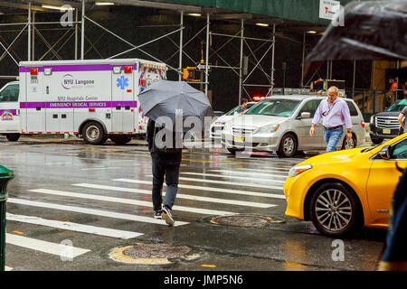 New York, NY - Juli, 10: Menschen Fuß entlang der West 42nd Street in New York. Fast 19 Millionen Menschen leben im Großraum New York City. Gelbes Taxi Stockfoto