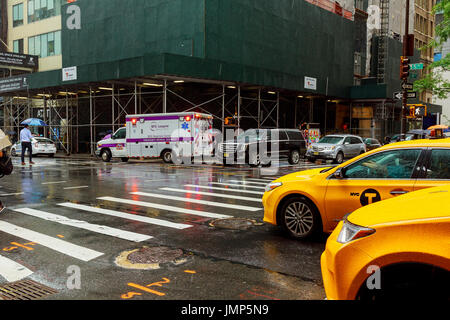 New York, NY - Juli, 10: Menschen Fuß entlang der West 42nd Street in New York. Fast 19 Millionen Menschen leben im Großraum New York City. Gelbes Taxi Stockfoto