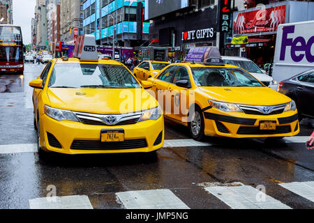 NEW YORK - Juli 2017:Crown Victoria Taxis, die für Hybriden, am Broadway, am Times Square in New York City auslaufen kann. Stockfoto