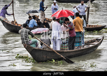 Pendler-Fähre in der Monsun, Dhaka, Bangladesch Stockfoto