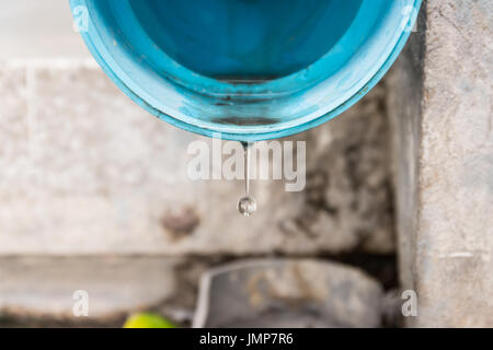 Stop-Motion von Wassertropfen aus PVC-Rohr Stockfoto