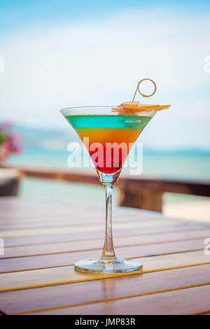 Nahaufnahme von Glas mit erfrischenden geschichteten Cocktail mit Orange und Kirsche. Stockfoto