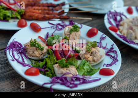 Mit Thunfisch, zu verbreiten und Gemüsesalat deviled Eiern Stockfoto