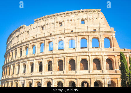 Architekturdetail des Kolosseums in Rom, Italien Stockfoto