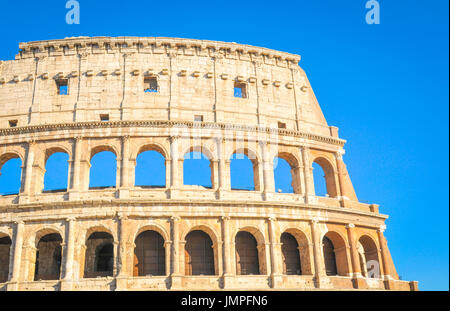 Architekturdetail des Kolosseums in Rom, Italien Stockfoto