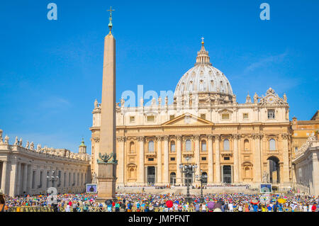 Vatikan, Rom, Italien - 21. Juni 2016: Die Leute hören zu Papst Francis Gottesdienst vor dem Petersdom im Vatikan, wichtigen touristischen dest Stockfoto