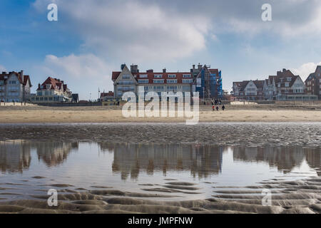 Blick auf eines der wichtigsten Gebäude von De Haan, spiegelt sich im Wasser Pfütze am Strand, auf Freitag, 17. Februar 2017, De Haan, Belgien. Stockfoto