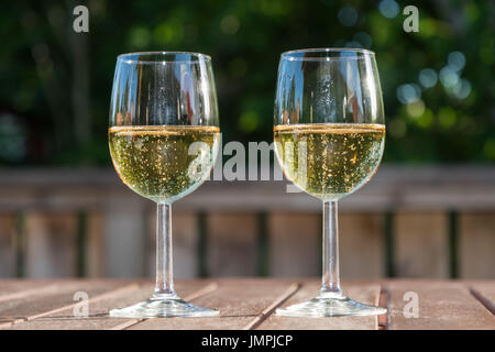 Erfrischungen mit zwei Gläser Sekt auf einem Tisch Stockfoto