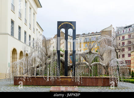 BUDAPEST, Ungarn - 22. Februar 2016: Der Holocaust Baum des Lebens Denkmal auf dem Gebiet der Großen Synagoge in Budapest. Stockfoto