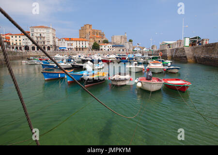 Castro Urdiales, Spanien - 9. Juli 2017: Hafen in Castro Urdiales.It ist eine Hafenstadt am Golf von Biskaya und eine moderne Stadt, obwohl die Burg Stockfoto