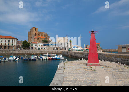 Castro Urdiales, Spanien - 9. Juli 2017: Hafen in Castro Urdiales.It ist eine Hafenstadt am Golf von Biskaya und eine moderne Stadt, obwohl die Burg Stockfoto