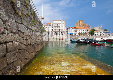 Castro Urdiales, Spanien - 9. Juli 2017: Hafen in Castro Urdiales.It ist eine Hafenstadt am Golf von Biskaya und eine moderne Stadt, obwohl die Burg Stockfoto