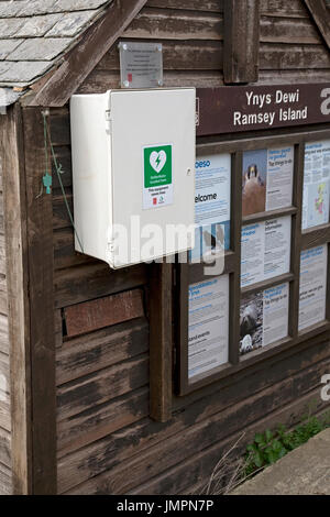 Defibrillator auf Holzhaus St Justinian Pembrokeshire UK Stockfoto