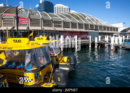 Wasser-Taxi-Boote ankern in Darling Harbour, Sydney City Centre, Australien Stockfoto