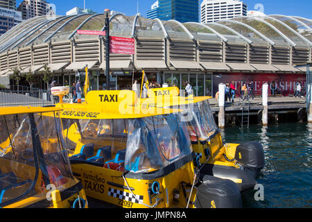 Wasser-Taxi-Boote ankern in Darling Harbour, Sydney City Centre, Australien Stockfoto