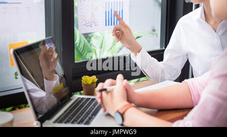 Team-Arbeit-Prozess. junge Manager arbeiten mit Startprojekt. analysierten Graph Plan und Präsentation Stockfoto