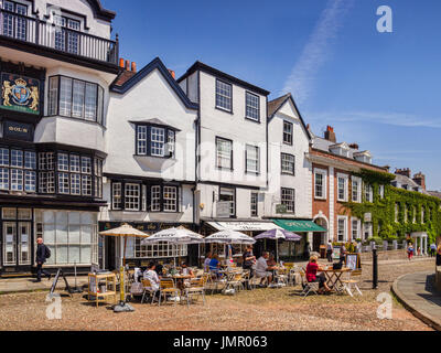 21. Juni 2017: Exeter, Devon, England, UK - Leute sitzen außen Coffee-Shops in Cathedral Close an einem sonnigen Sommertag. Stockfoto