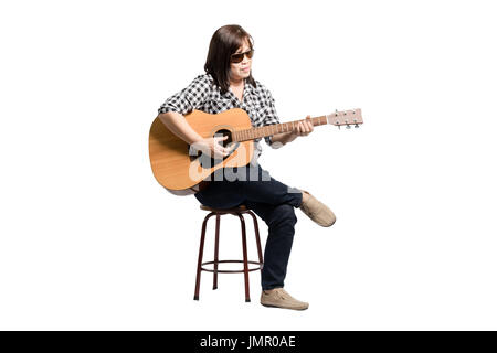 Porträt einer reifen Frau, Gitarre zu spielen. Isoliert auf weißem Hintergrund mit Textfreiraum Stockfoto