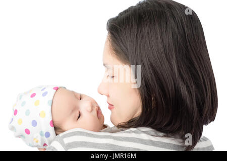 Porträt der glückliche asiatische Mutter auf der Suche nach und umarmt ihre niedlichen kleinen Baby. Isoliert auf weißem Hintergrund Stockfoto