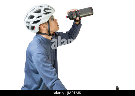 Porträt des jungen asiatischen Mann Radfahrer mit Helm und Sportswear Trinkwasser auf seinem Fahrrad. Isoliert auf weißem Hintergrund Stockfoto