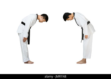 Porträt von zwei schönen jungen asiatischen Mann mit Taekwondo-Schwarzgurt Kampf vorbereiten. Isolierte voller Länge auf weißem Hintergrund mit textfreiraum und c Stockfoto