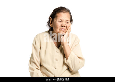 Portrait einer älteren Frau mit Zahnschmerzen. Isoliert auf weißem Hintergrund mit Beschneidungspfad Stockfoto