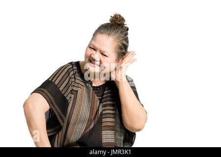 Porträt einer reifen Frau auf Klatsch und Tratsch hören. Isoliert auf weißem Hintergrund mit Kopte Raum und Clipping-Pfad Stockfoto