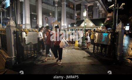 Eingang zum Grand Hyatt Erawan Hotel Erawan hinduistische Brahma buddhistische Tempel-Schrein offiziell benannt Thao Maha Brahma in Bangkok Thailand Night Stockfoto