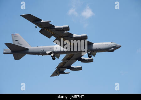 BOSSIER CITY, LOUISIANA, U.S.A.-APRIL 6, 2017: A US Luftwaffe B-52 Bomber nähert sich Barksdale Air Force Base. Stockfoto