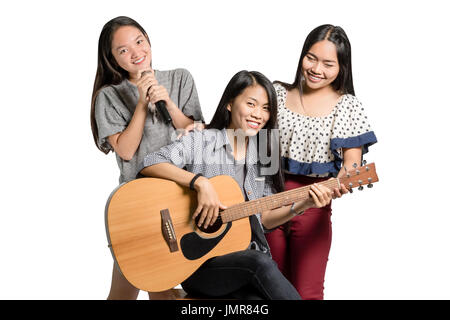 Porträt einer Gruppe von Freunden singen ein Lied in der Partei. Isoliert auf weißem Hintergrund mit textfreiraum und Clipping-Pfad Stockfoto