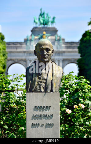 Brüssel, Belgien. Parc du Cinquantenaire - Büste von Robert Schuman (1886-1963) zweimal französische Premierminister und eines der Gründungsmitglieder der EU und der NATO Stockfoto