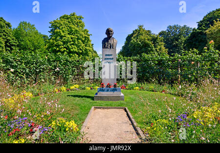 Brüssel, Belgien. Parc du Cinquantenaire - Büste von Robert Schuman (1886-1963) zweimal französische Premierminister und eines der Gründungsmitglieder der EU und der NATO Stockfoto