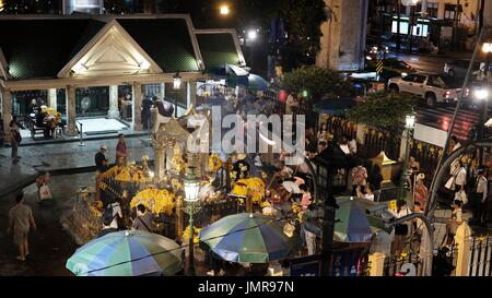 Grand Hyatt Erawan Hotel Erawan hinduistische Brahma buddhistischen Tempel Schrein offiziell benannt Thao Maha Brahma in Bangkok Thailand Night Stockfoto