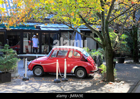 Subaru 360 im Garten von Ishikawa Shuzo Sake Brauerei in Fussa Stadt Western Tokyo Japan Stockfoto