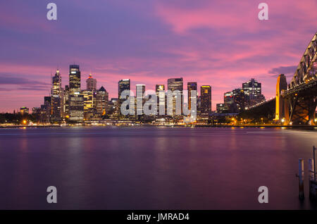 Sydney City kurz nach Sonnenuntergang über den Hafen von Kirribilli. Stockfoto