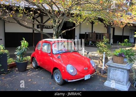 Subaru 360 im Garten von Ishikawa Shuzo Sake Brauerei in Fussa Stadt Western Tokyo Japan Stockfoto