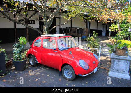 Subaru 360 im Garten von Ishikawa Shuzo Sake Brauerei in Fussa Stadt Western Tokyo Japan Stockfoto