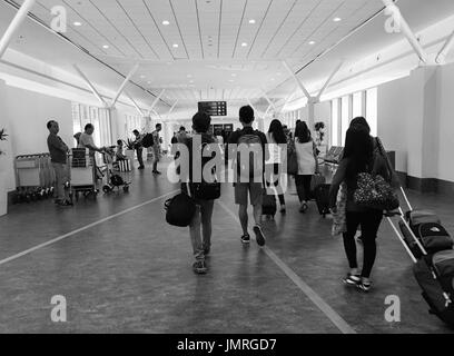 Saigon, Vietnam - 13. April 2016. Menschen, die zu Fuß in der Tan Son Nhat International Airport in Saigon, Vietnam. Tan Son Nhat ist der verkehrsreichste Flughafen in Vietnam Stockfoto