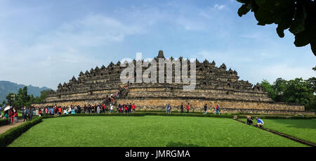 Yogyakarta, Indonesien - 15. April 2016. Antike Borobudur-Tempel in Yogyakarta, Indonesien. Borobudur ist eine buddhistische Stupa und Tempelanlage in Zentraljava, datin Stockfoto