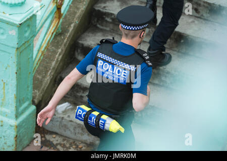 PCSO (Police Community Support Officer) angerannt Schritte in Brighton, East Sussex, England, UK. Stockfoto