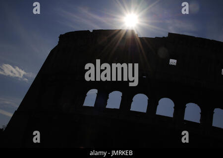 Italien. Rom. Das Kolosseum oder Flavian Amphitheater. Seine Konstruktion begann zwischen 70 und 72 n. Chr. unter Kaiser Vespasian. 80 n. Chr. unter Kaiser Titus fertiggestellt. Von außen. Hintergrundbeleuchtung. Stockfoto