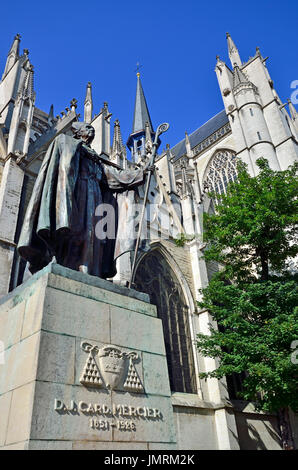 Brüssel, Belgien. Statue von Kardinal Désiré-Joseph Mercier (1851-1926) vor der Kathedrale St. Michael und St. Gudula (1519: Gothic) Stockfoto