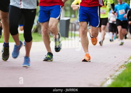 Sommer im Park, Menschen laufen Rennen Stockfoto