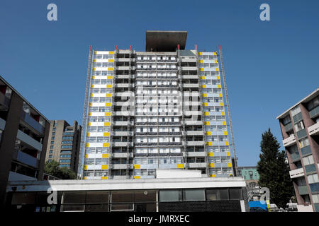 Grad II aufgeführten modernistischen Great Arthur House auf Golden Lane Estate Fassade Restaurierung Paneele in London EC2 KATHY DEWITT Stockfoto