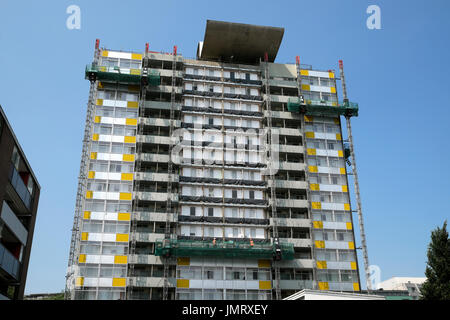 Grad II aufgeführten modernistischen Great Arthur House auf Golden Lane Estate Fassade Restaurierung Paneele in London EC2 KATHY DEWITT Stockfoto