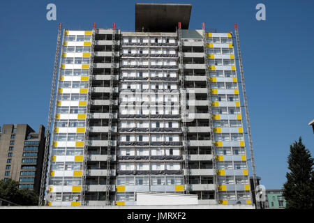 Grad II aufgeführten modernistischen Great Arthur House auf Golden Lane Estate Fassade Restaurierung Paneele in London EC2 KATHY DEWITT Stockfoto