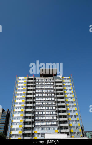 Grad II aufgeführten modernistischen Great Arthur House auf Golden Lane Estate Fassade Restaurierung Paneele in London EC2 KATHY DEWITT Stockfoto