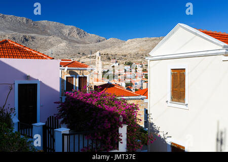 Blick auf das Dorf auf Chalki Insel in Griechenland. Stockfoto